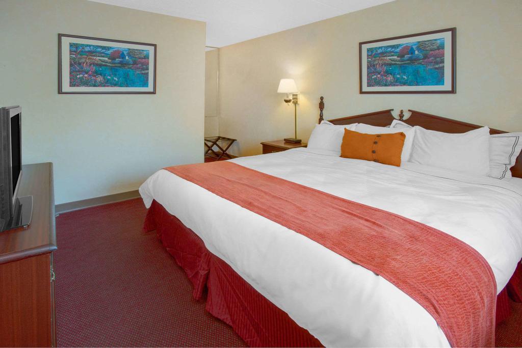 Days Inn By Wyndham Davenport Ia Екстер'єр фото
