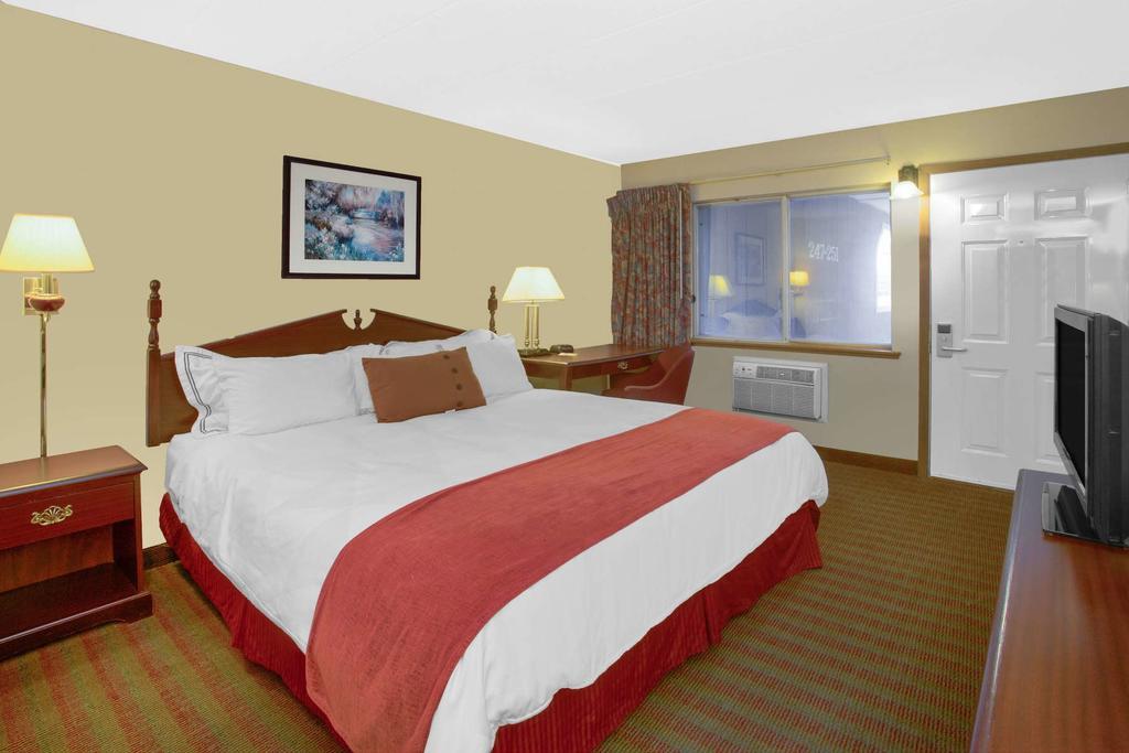 Days Inn By Wyndham Davenport Ia Екстер'єр фото