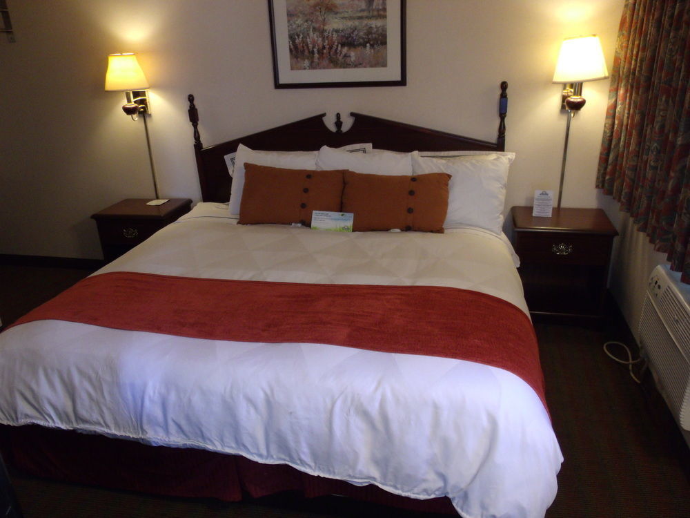 Days Inn By Wyndham Davenport Ia Екстер'єр фото