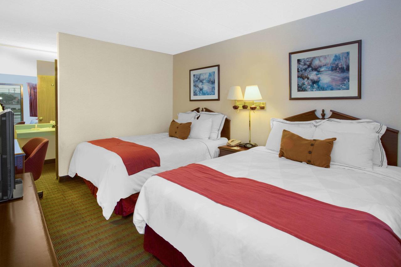 Days Inn By Wyndham Davenport Ia Екстер'єр фото