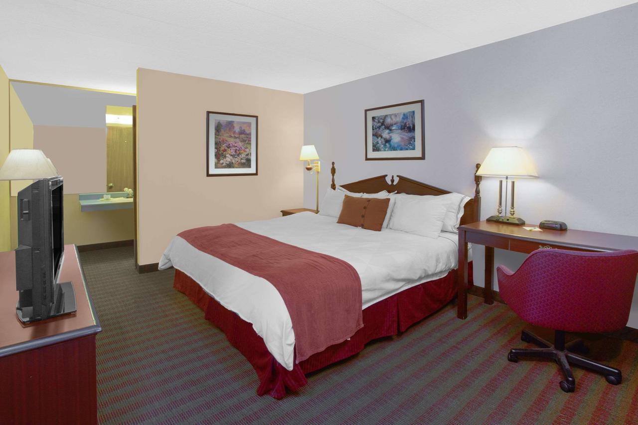 Days Inn By Wyndham Davenport Ia Екстер'єр фото