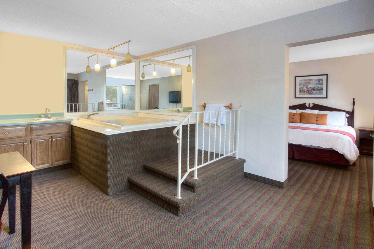 Days Inn By Wyndham Davenport Ia Екстер'єр фото