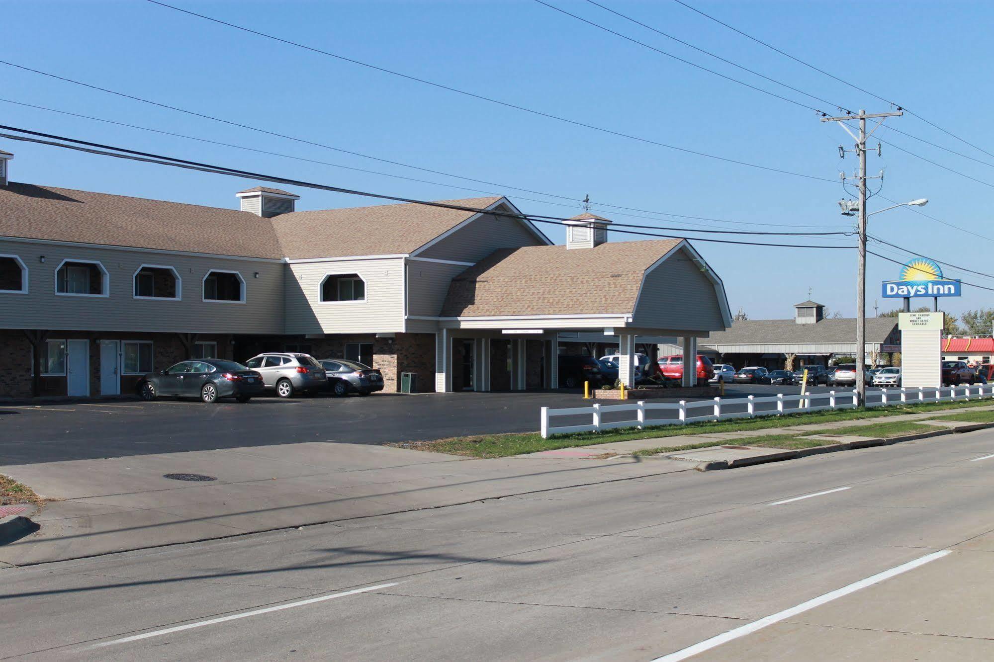 Days Inn By Wyndham Davenport Ia Екстер'єр фото