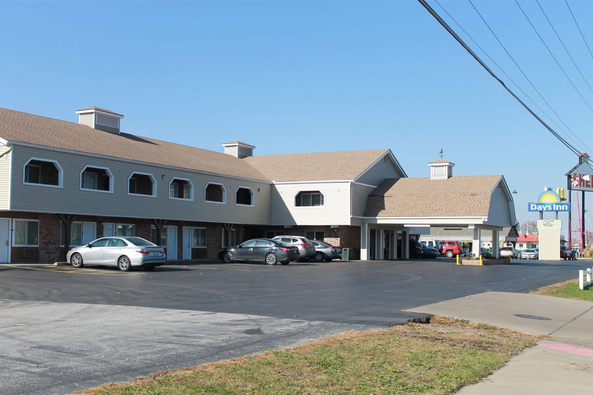 Days Inn By Wyndham Davenport Ia Екстер'єр фото