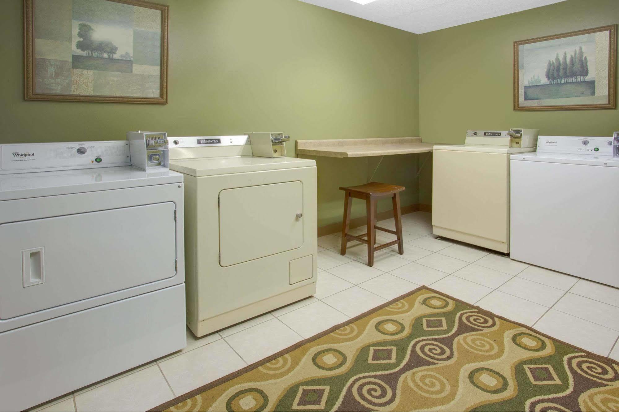 Days Inn By Wyndham Davenport Ia Екстер'єр фото