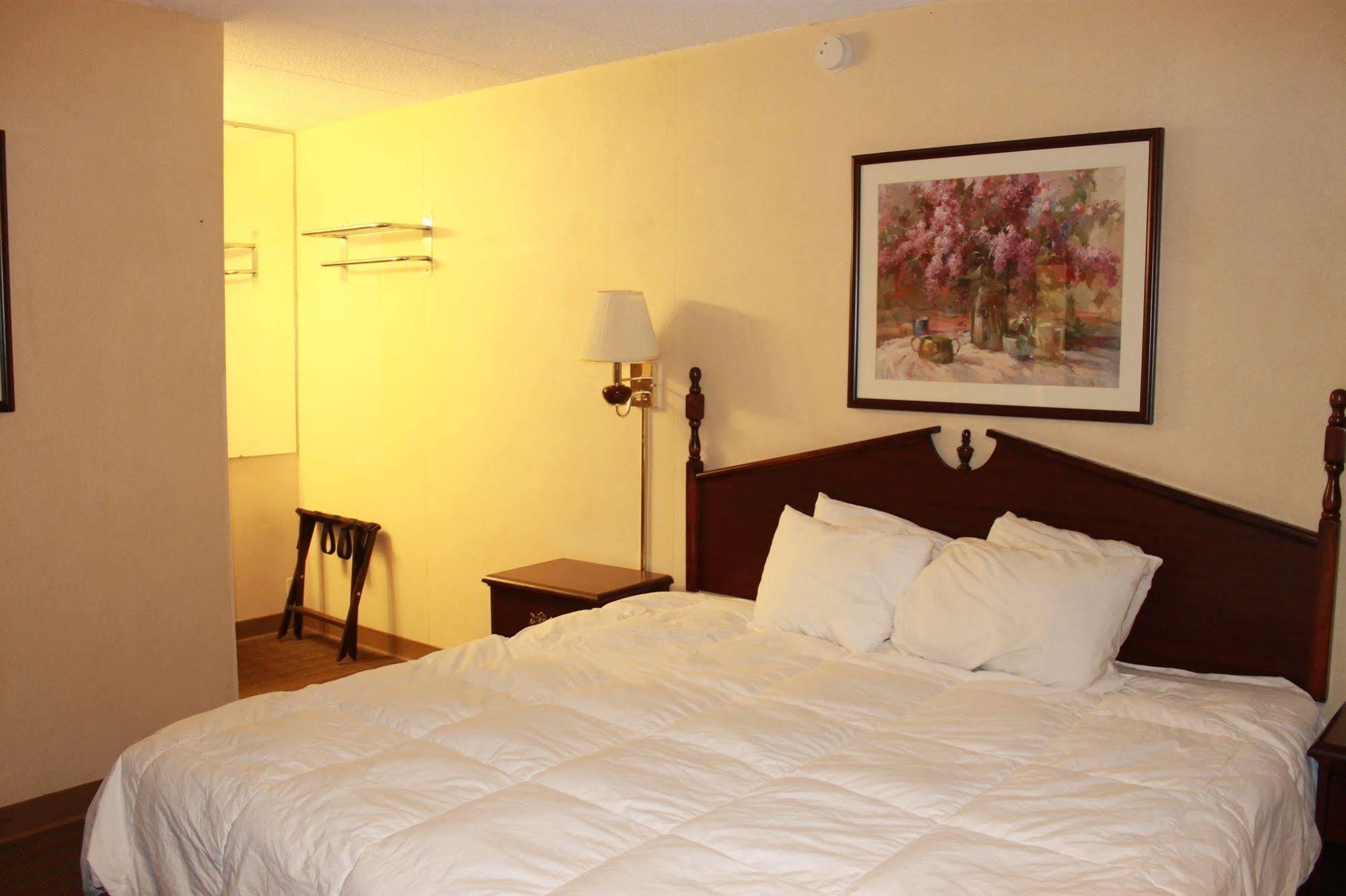 Days Inn By Wyndham Davenport Ia Екстер'єр фото