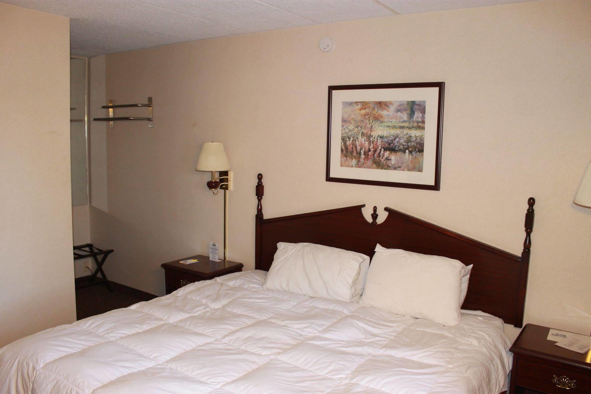 Days Inn By Wyndham Davenport Ia Екстер'єр фото