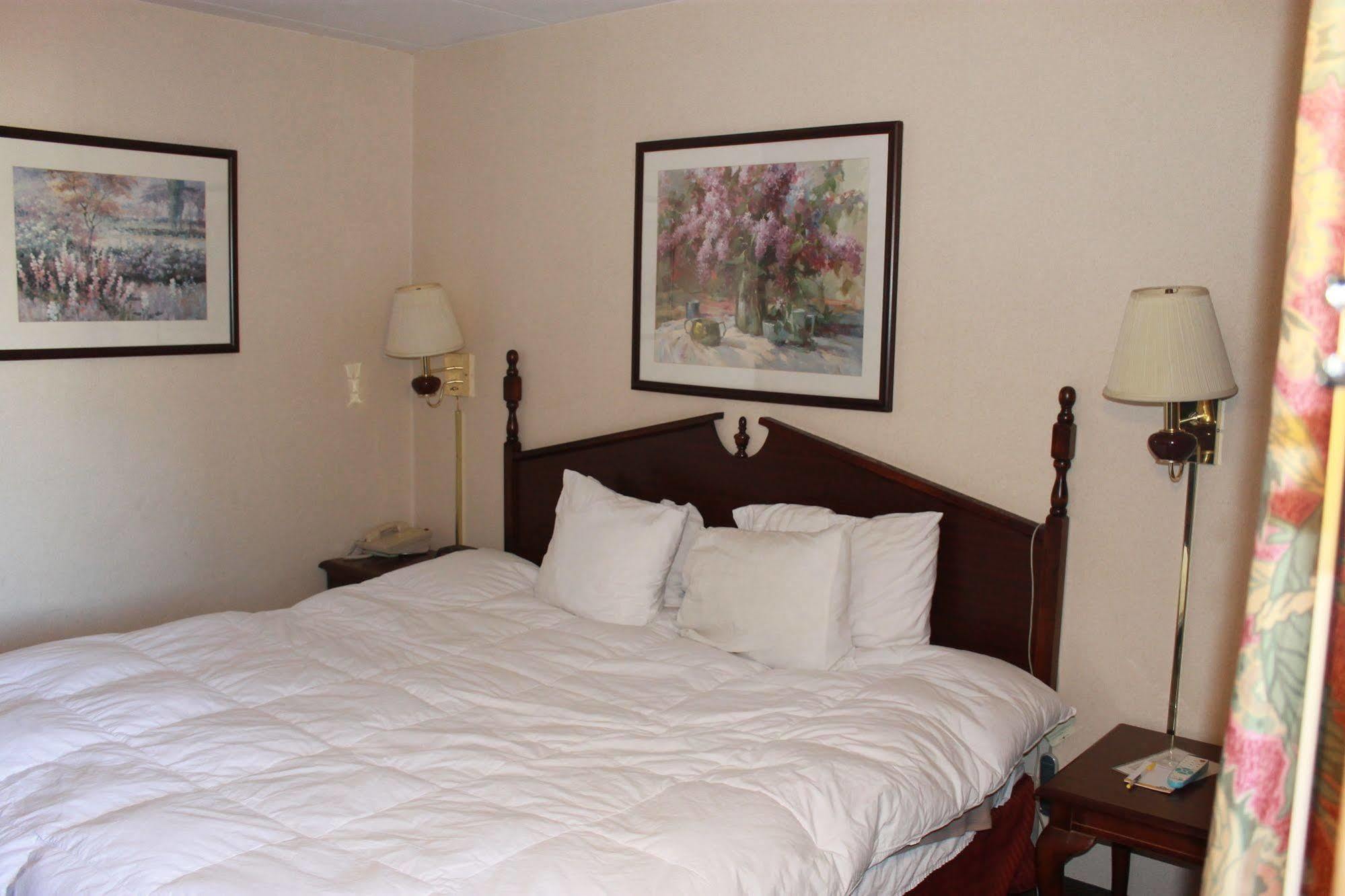 Days Inn By Wyndham Davenport Ia Екстер'єр фото