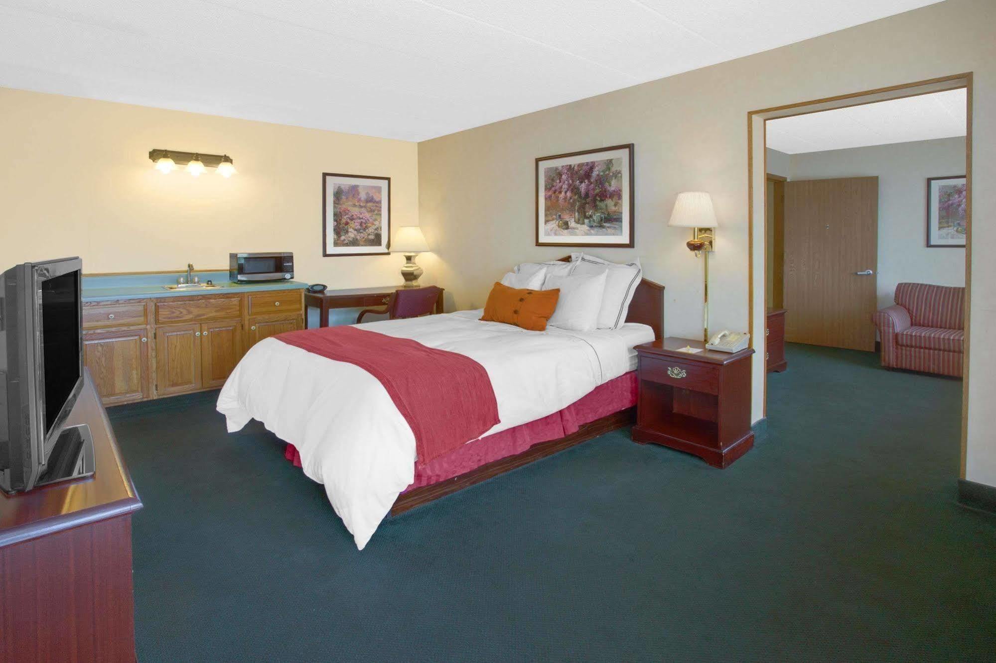 Days Inn By Wyndham Davenport Ia Екстер'єр фото