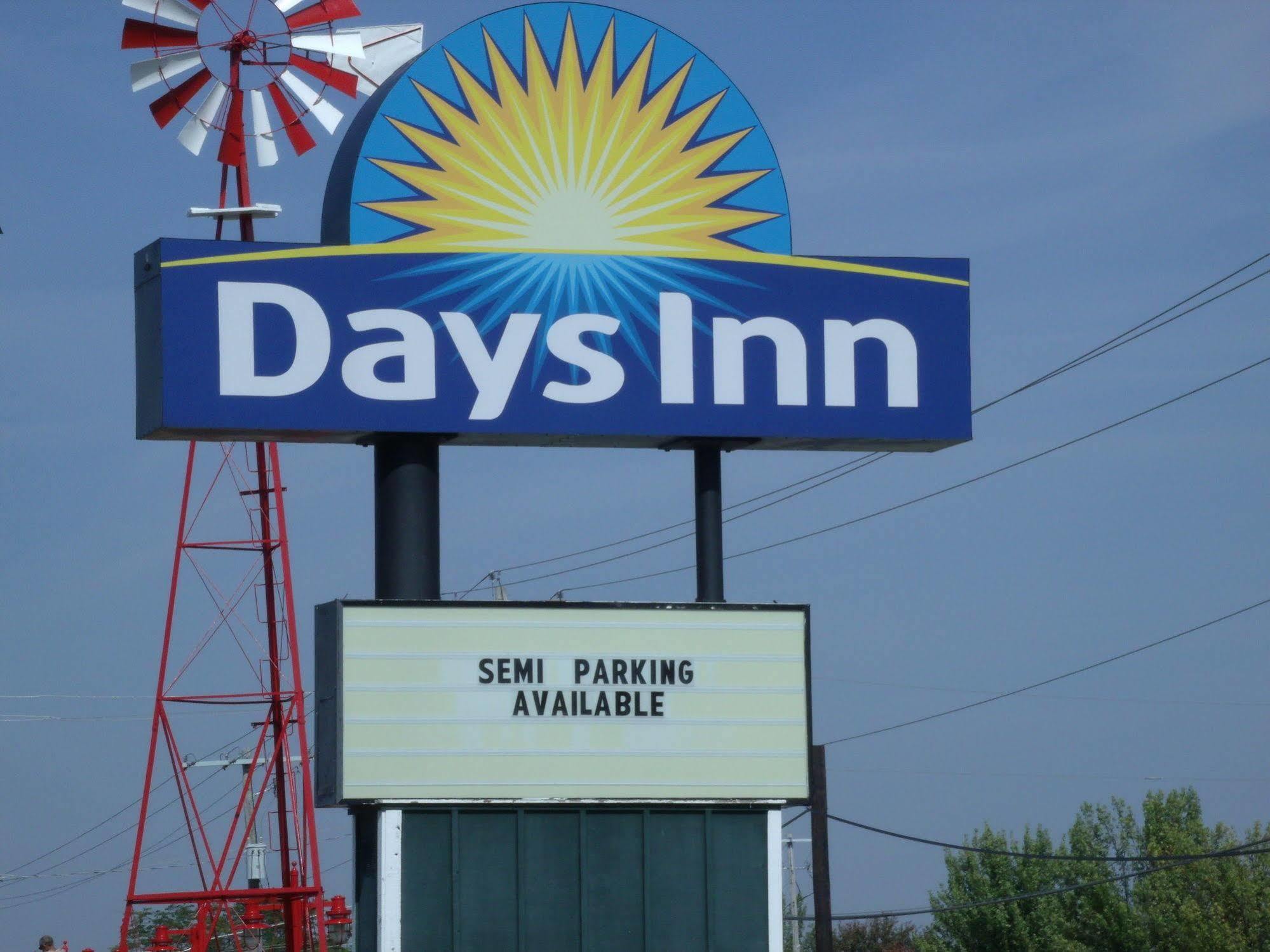 Days Inn By Wyndham Davenport Ia Екстер'єр фото
