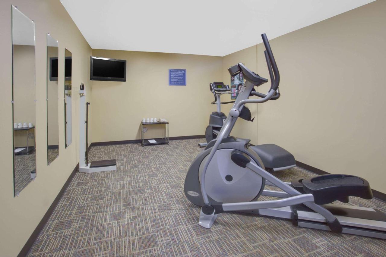 Days Inn By Wyndham Davenport Ia Екстер'єр фото